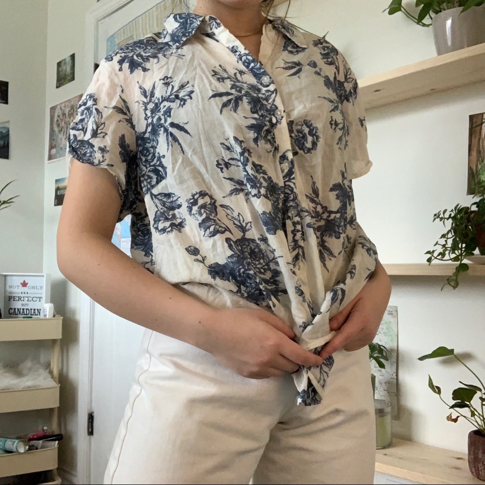 Adorable floral button up